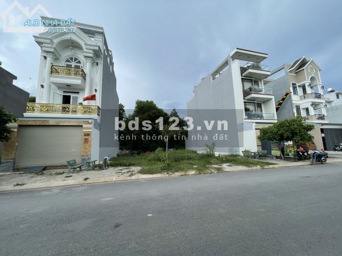 Kẹt tiền bán gấp lô góc 2 mặt tiền đường Số 17A Trần Văn Dầu cách Đại học Tân Tạo 500m