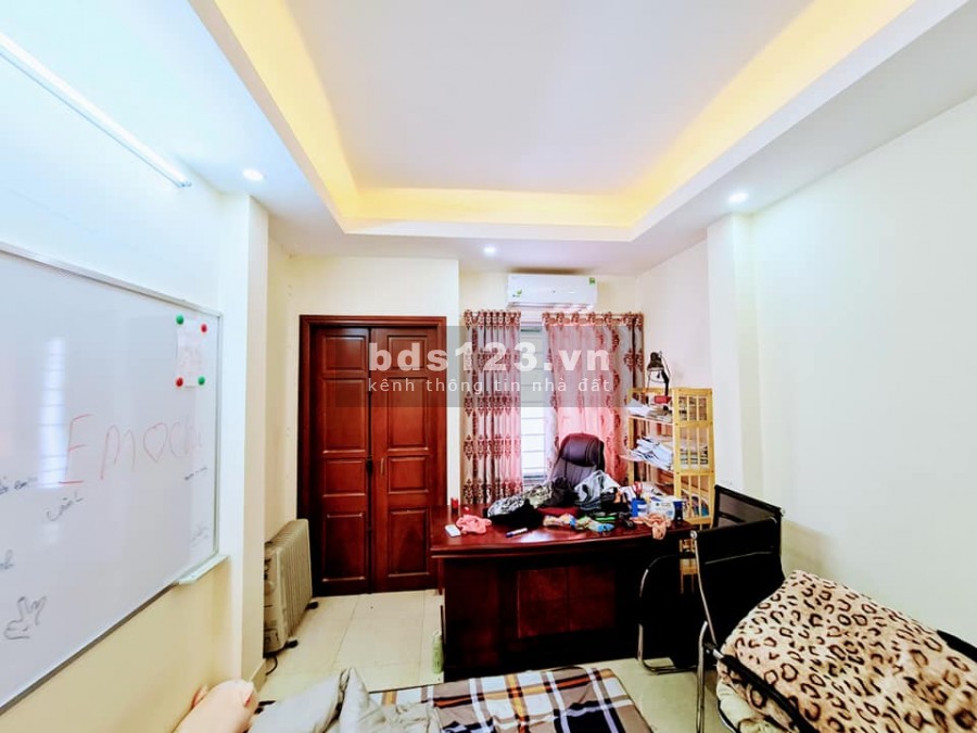 Chỉ 29 tỷ có ngay nhà 5 tầng phố Định Công chỉ 10m, ô tô tránh, tặng nội thất cơ bản