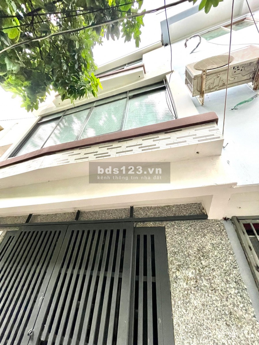 Trần Đình Xu Quận 1 xe hơi đỗ cửa cách 2 căn ra mặt tiền, lh 0362592754