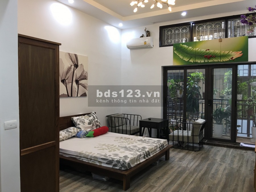 Bán gấp nhà Phố Trạm, Ngõ oto tránh 38m2 nhà 4 tầng giá 3.5 tỷ.