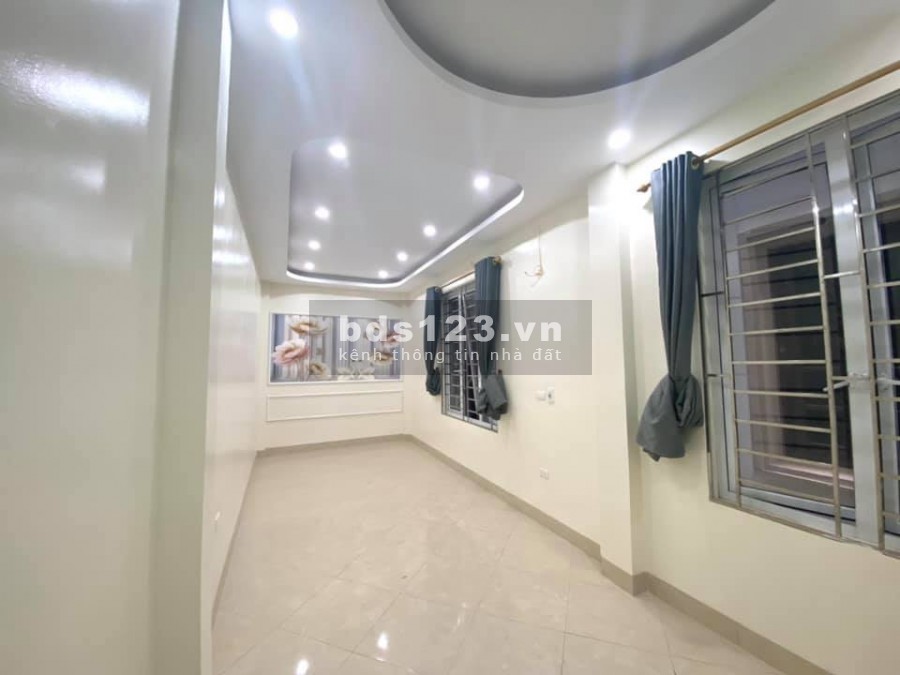 Bán nhà Lĩnh Nam, 35m2, 5 Tầng mặt tiền 7.2m, 10m ô tô đỗ giá chỉ 2.4 tỷ