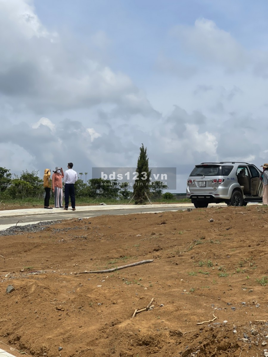 Chủ dễ thương gửi bán 230m2 đất lên thổ cư, ngay 2 mặt tiền, giá 1.2 tỷ