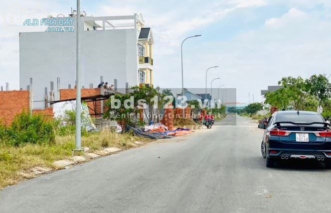 Bán lô góc 2 mặt tiền 108m2 (6x18m) gần Siêu Thị Coopmart, cách Aeomall 10 phút