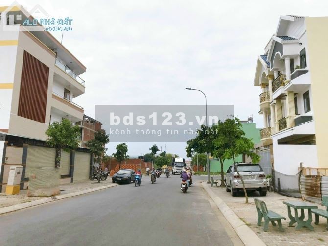 Kẹt tiền bán gấp lô góc 2 mặt tiền đường Số 17A Trần Văn Dầu cách Đại học Tân Tạo 500m