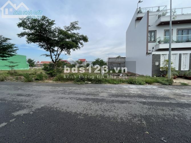 Kẹt tiền bán gấp lô góc 2 mặt tiền đường Số 17A Trần Văn Dầu cách Đại học Tân Tạo 500m