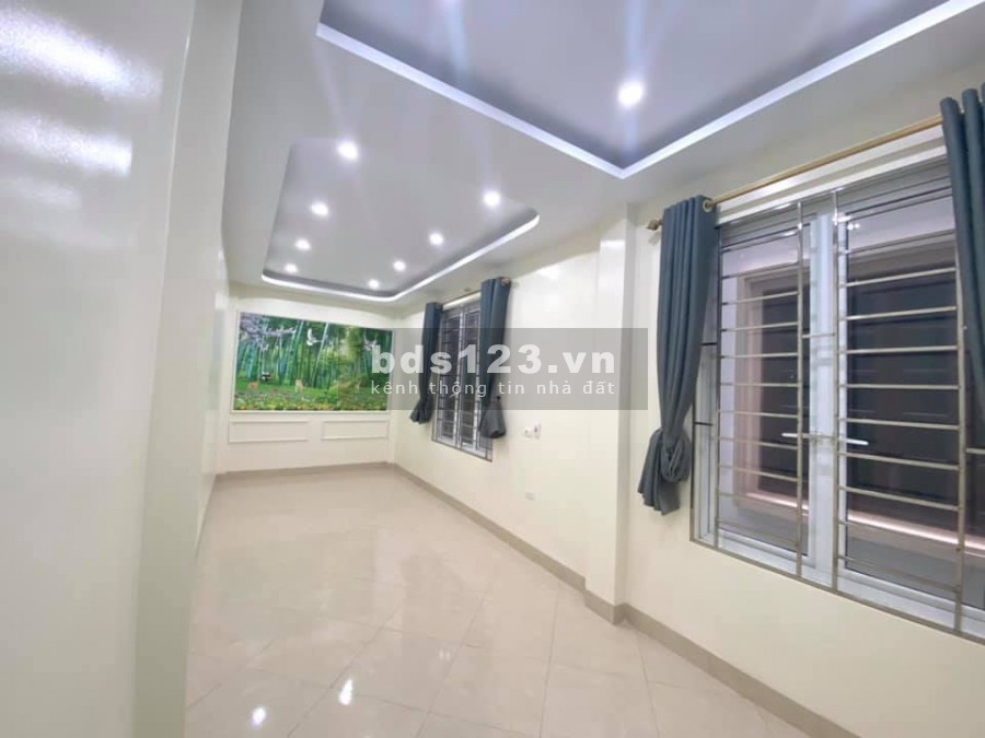 Bán nhà Lĩnh Nam, 35m2, 5 Tầng mặt tiền 7.2m, 10m ô tô đỗ giá chỉ 2.4 tỷ