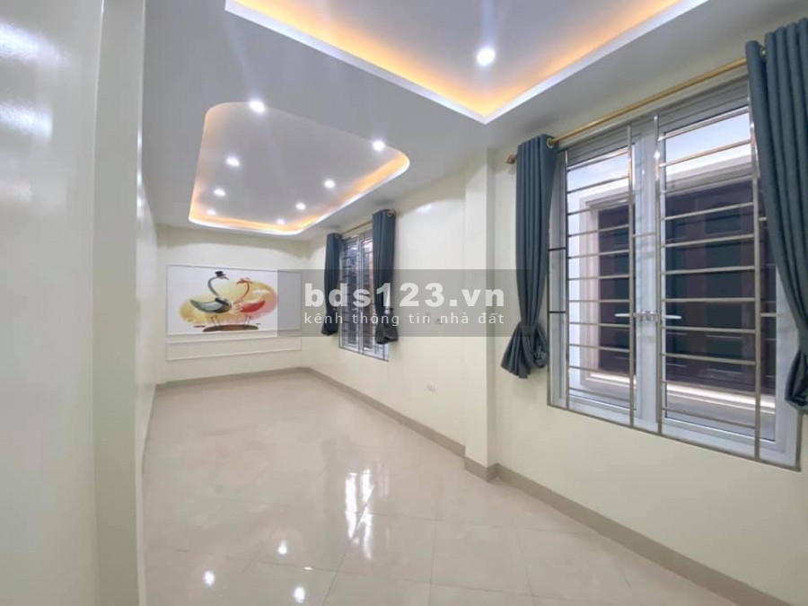Bán nhà Lĩnh Nam, 35m2, 5 Tầng mặt tiền 7.2m, 10m ô tô đỗ giá chỉ 2.4 tỷ