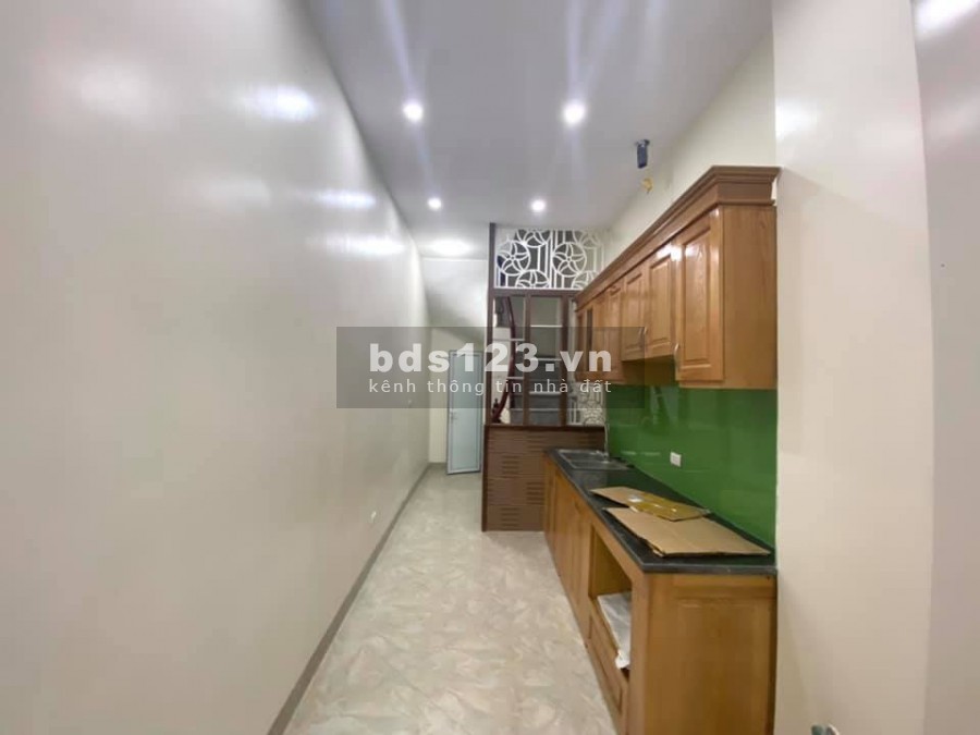 Bán nhà Lĩnh Nam, 35m2, 5 Tầng mặt tiền 7.2m, 10m ô tô đỗ giá chỉ 2.4 tỷ