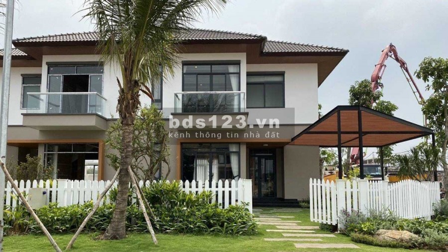 Bán nhà phố mặt tiền đường khu đô thị, sổ hồng riêng, giá tốt
