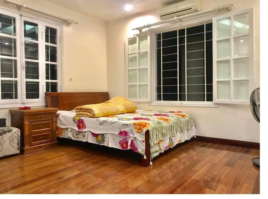 Bán nhà phố Đại Từ, dt 50m2, 5 tầng đúc, mt 4.5m, giá hơn 10 tỷ, lh 0914661659, quá rẻ