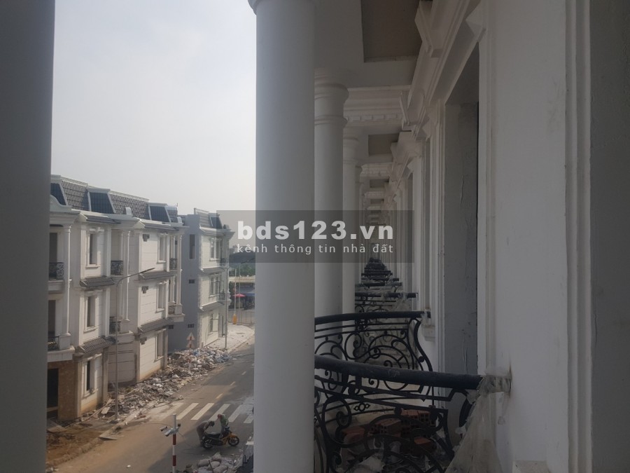 Bán nhà dt 68m2, 1 lầu 2 trệt, tại Tân Đông Hiệp nội thất cơ bản, giá 3 tỷ