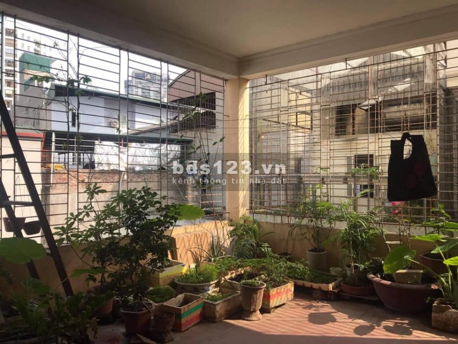 Cần bán nhà Câu Giấy dt 32m2, đúc 4 tầng, nhỉnh 3 tỷ, lh 0988899816