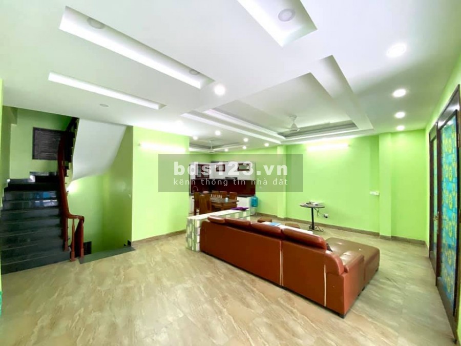 Bán nhà rộng 77m2, nhỉnh 5 tỉ Ngọc Thuỵ Quận Long Biên ô tô vào nhà