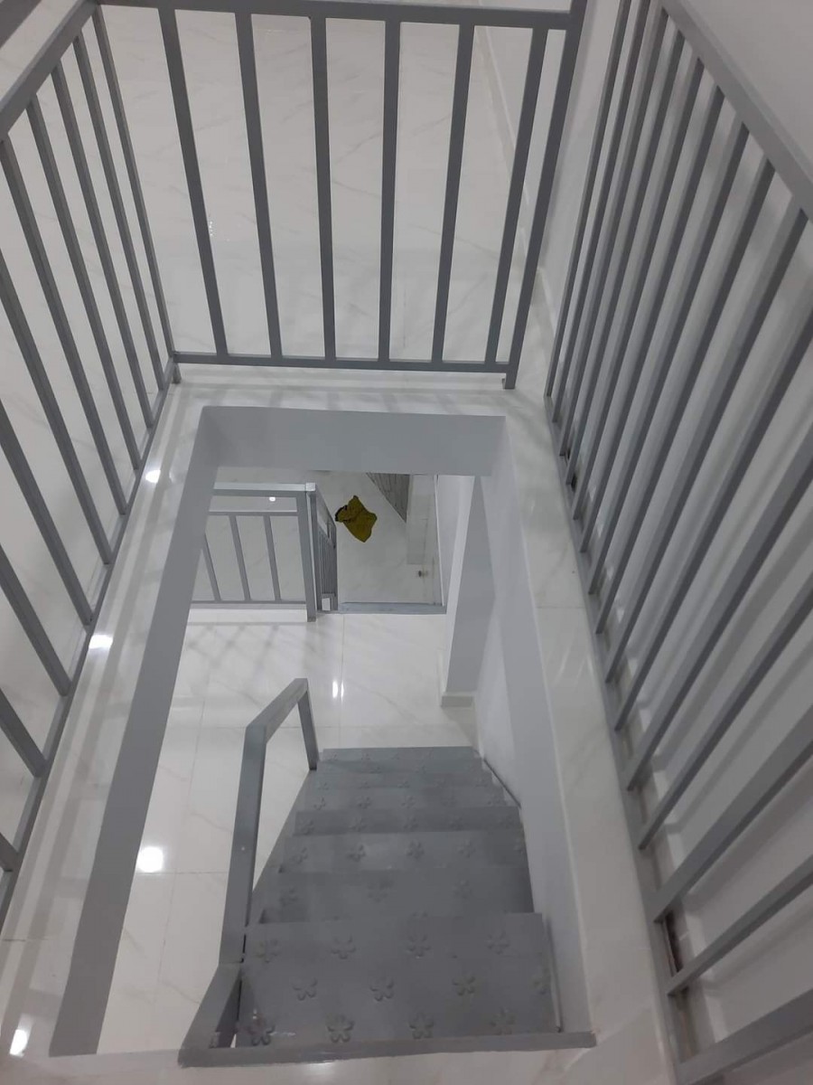 Chủ bán nhà mới cách hẻm xê hơi 10m, dt 23m2, 3 lầu đúc, 2.4 tỷ, phường 10, Quận Tân Bình