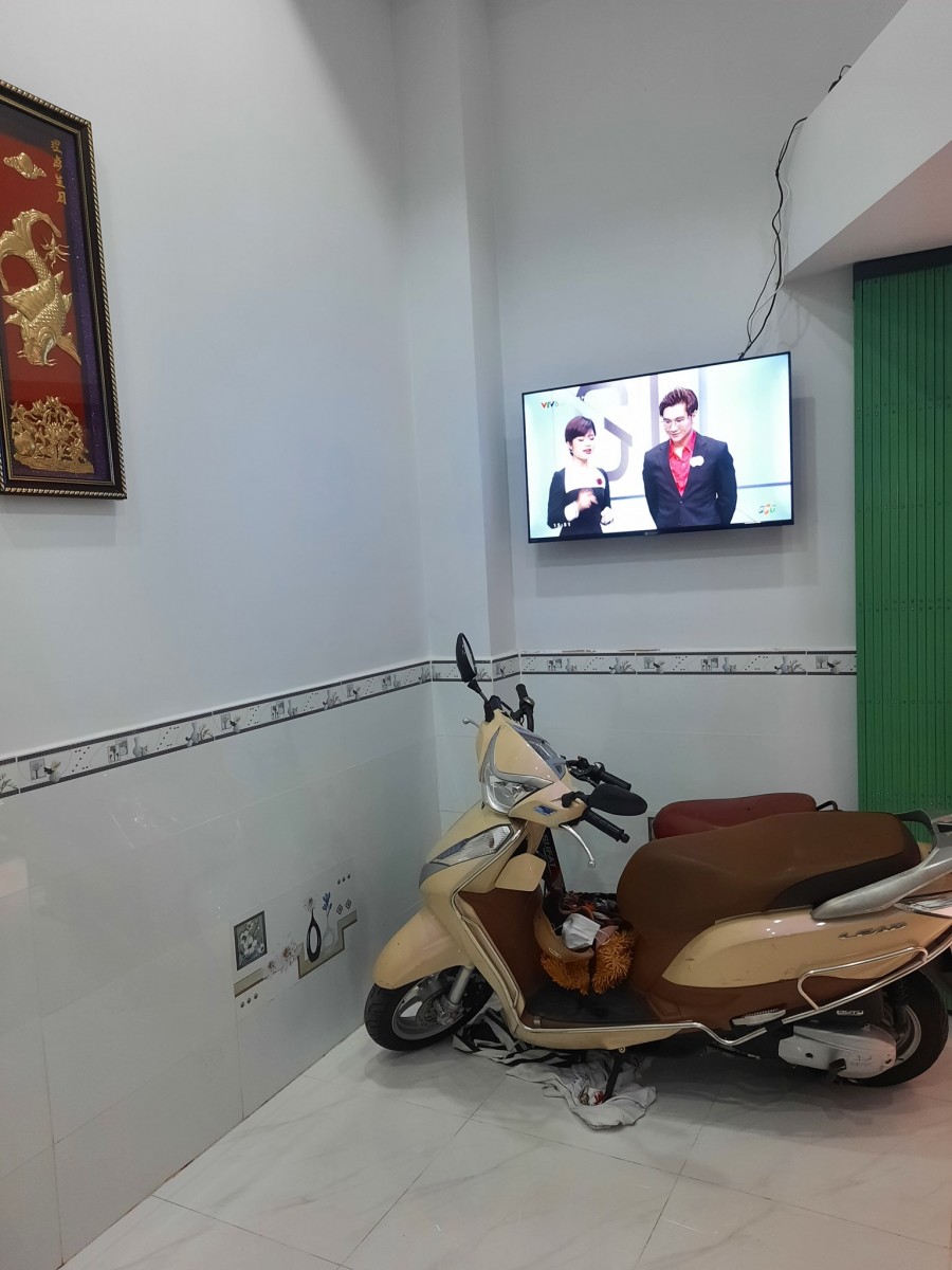 Chủ bán nhà mới cách hẻm xê hơi 10m, dt 23m2, 3 lầu đúc, 2.4 tỷ, phường 10, Quận Tân Bình