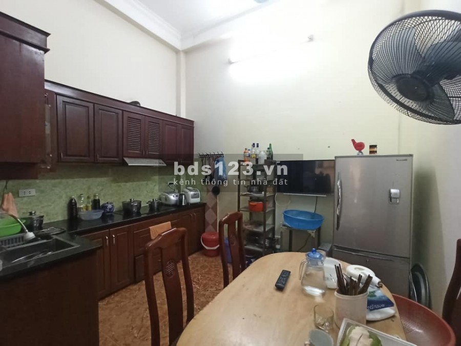 Bán nhà Lạc Long Quân, Cầu Giấy, ôtô cách 5m. Diện Tích 40m*5 tầng, mt 3m9, gía đầu tư nhỉnh 4.1 tỷ