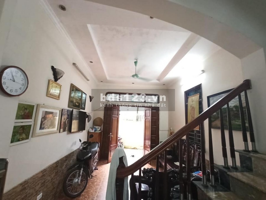 Bán nhà Lạc Long Quân, Cầu Giấy, ôtô cách 5m. Diện Tích 40m*5 tầng, mt 3m9, gía đầu tư nhỉnh 4.1 tỷ