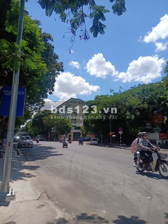 Bán nhà Phố Trần Quốc Hoàn, ô tô tránh, kinh doanh, 54m2 x 5T, nhỉnh 10 tỷ