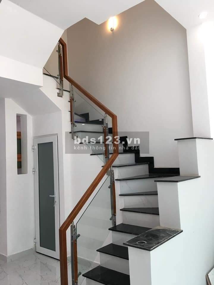 Nhà 4taang 98m2 -7Chỗ Sát Cửa-Hẻm Thông Đường CMT8 P7-Tân Bình,Chỉ Với 3.95ty