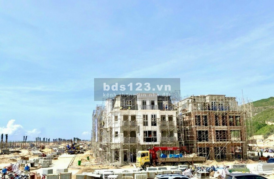 Hỗ trợ vé máy bay tham quan biệt thự biển Hải Giang Hưng Thịnh nằm kế bên casino