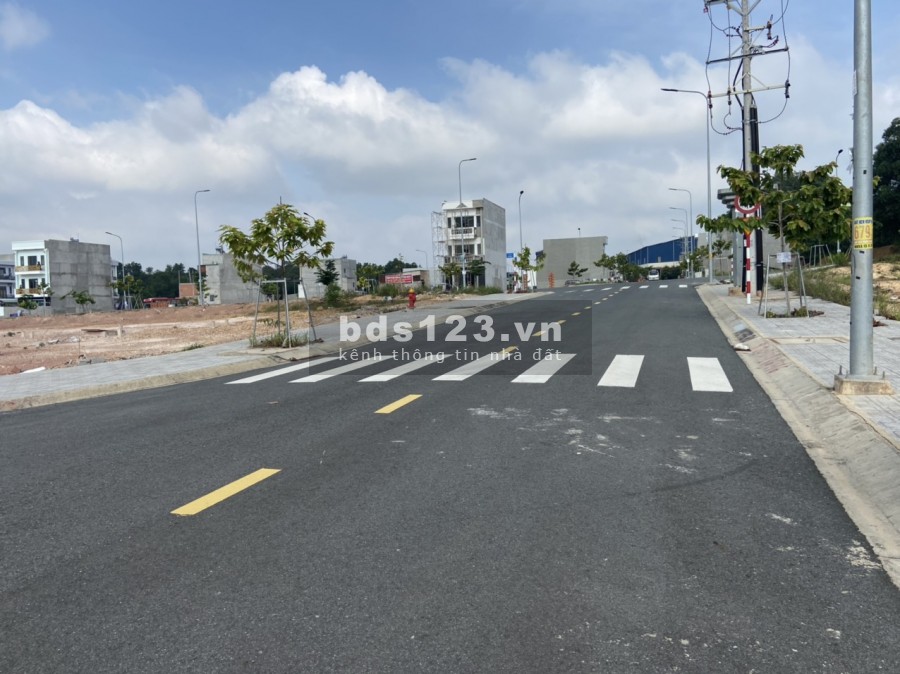Bán đất 10x20, sổ hồng riêng, đất sát trung tâm y tế Thịn Xã, Tân Uyên, Bình Dương, giá 1.34 tỷ/nền