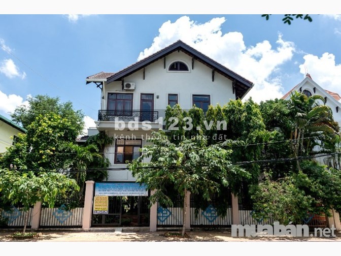 Cho thuê căn Villa dt 18x20m hôd bơi, sân vườn, 2 lầu đúc, 8 pn Thảo Điền Quận 2