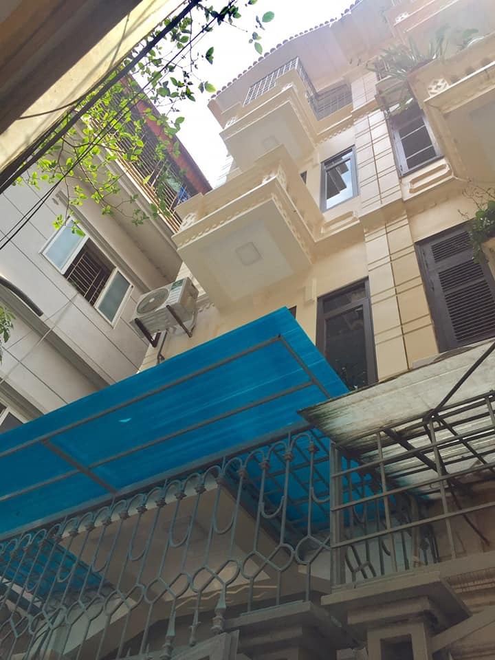 Nhà đẹp nhỏ xinh Cầu Giấy đẹp mê ly 37m2, 4 tầng, giá 4 tỷ.