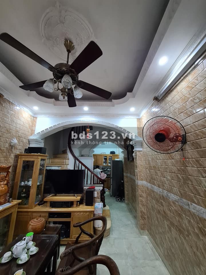 Bán nhà Quận Cầu Giấy Hoàng Quốc Việt 5 tầng 6 phòng ngủ giá 4.5 tỷ