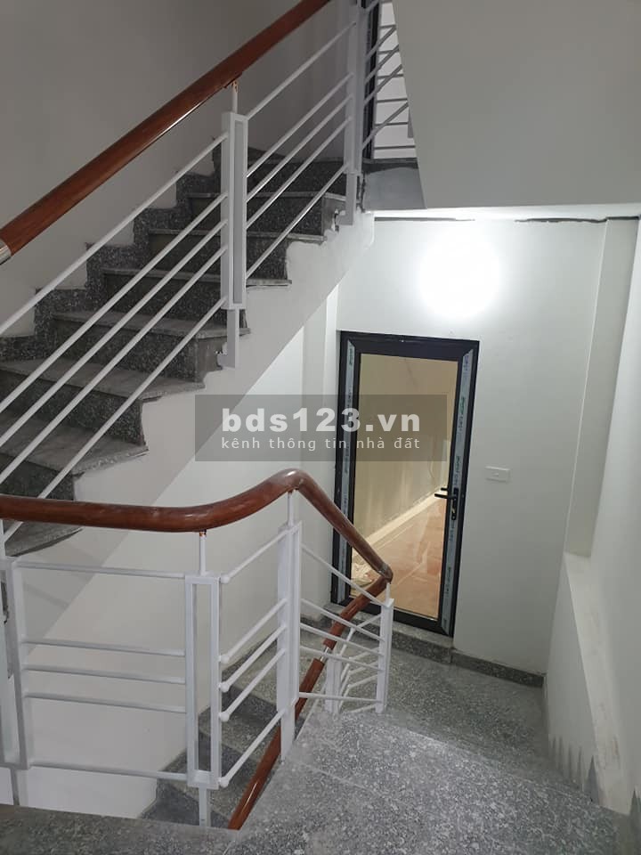 Bán nhà Hoàng Quốc Việt, 28m2, 4 tầng, MT: 7m, giá: 2,6 tỷ, gần phố