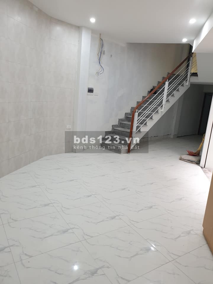 Bán nhà Hoàng Quốc Việt, 28m2, 4 tầng, MT: 7m, giá: 2,6 tỷ, gần phố