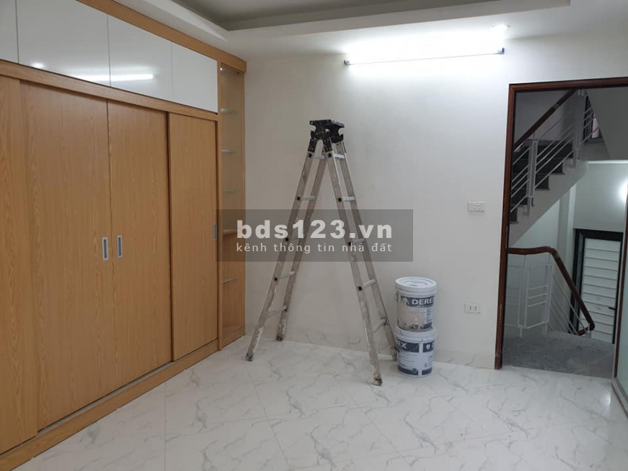 Bán nhà Hoàng Quốc Việt, 28m2, 4 tầng, MT: 7m, giá: 2,6 tỷ, gần phố