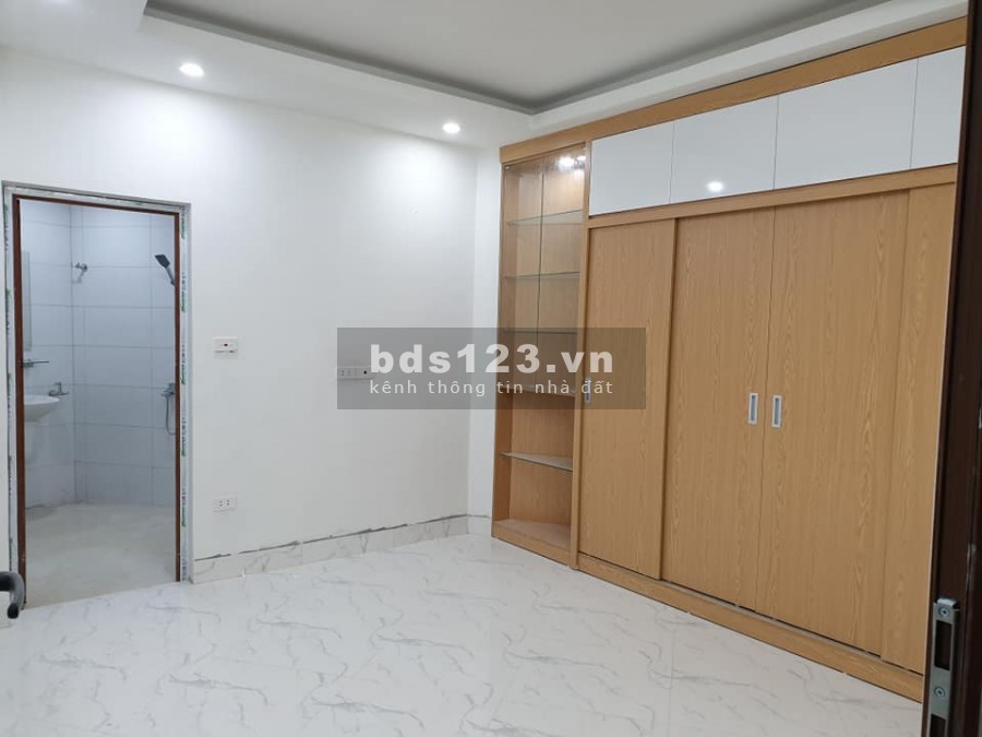 Bán nhà Hoàng Quốc Việt, 28m2, 4 tầng, MT: 7m, giá: 2,6 tỷ, gần phố