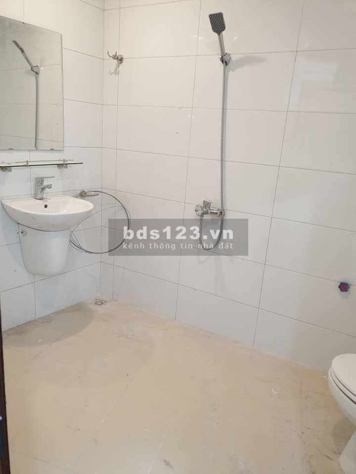 Bán nhà Hoàng Quốc Việt, 28m2, 4 tầng, MT: 7m, giá: 2,6 tỷ, gần phố
