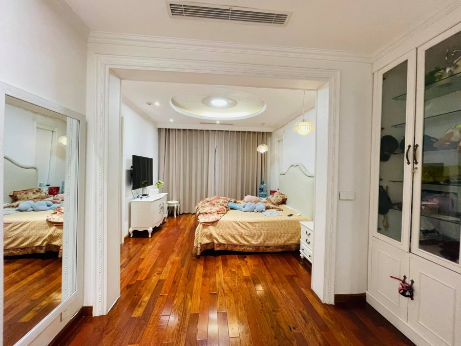 Mặt phố VIP Hoàng Cầu DT 110m2, 6T MT 10m, vỉa hè siêu rộng, thang máy KD bất chấp. 28 tỷ (TL)