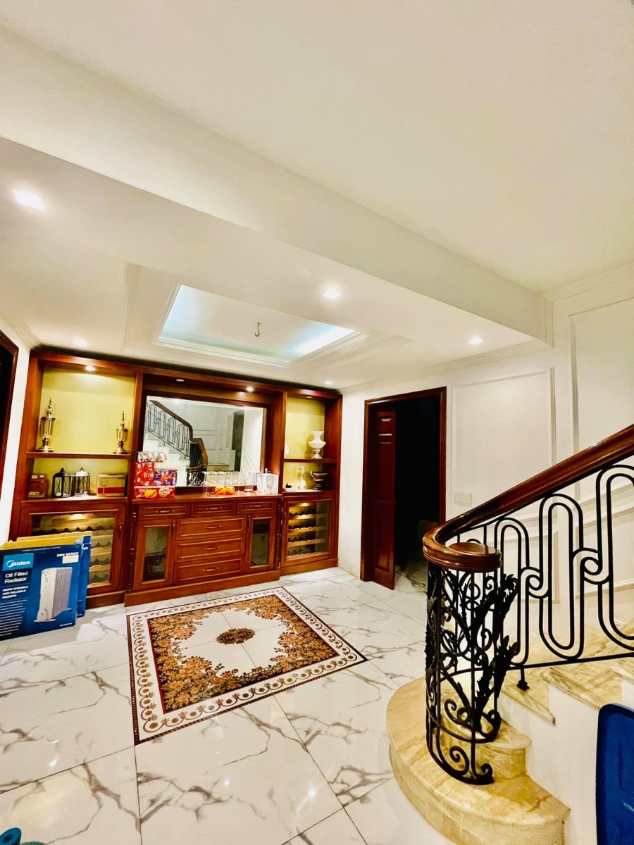 Mặt phố VIP Hoàng Cầu DT 110m2, 6T MT 10m, vỉa hè siêu rộng, thang máy KD bất chấp. 28 tỷ (TL)