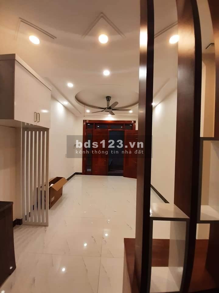Bán nhà ngõ lô góc tại Cầu Giấy. Mặt tiền 6m. Diện tích: 40m2x5 tầng giá 4 tỷ nhỉnh