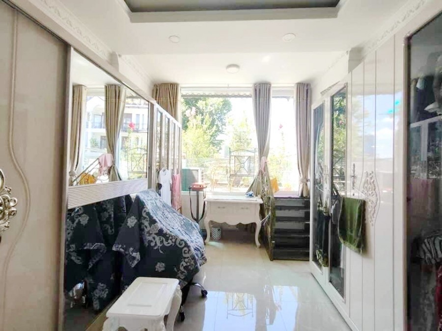 Nhà (3.6*18m, 3 lầu, 6PN, 6WC) mặt tiền đường chình Đào Cam Mộc P4 Q8