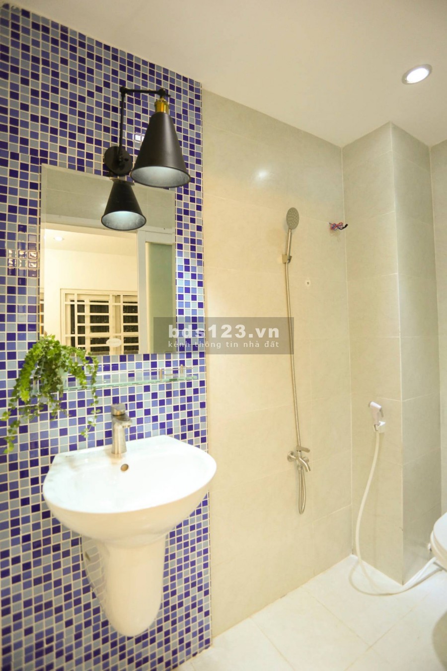 Chính chủ cần bán gấp nhà mới phố Kim Giang diện tích rộng 35m2, kinh doanh tốt.