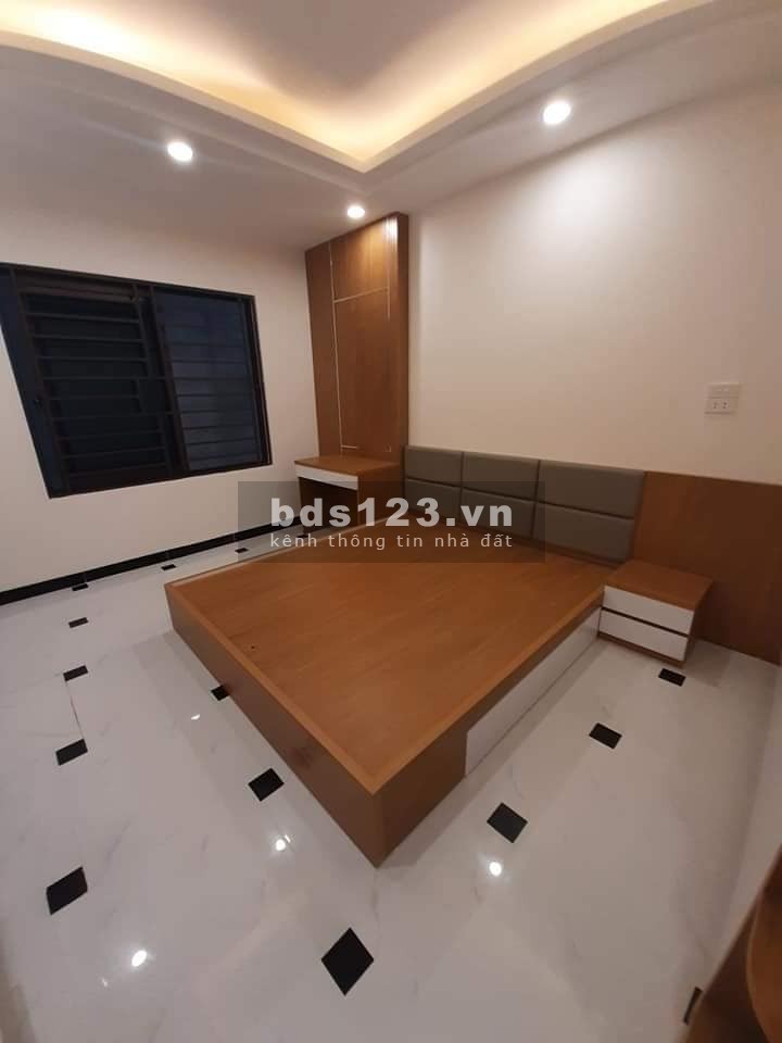 Bán nhà ngõ lô góc tại Cầu Giấy. Mặt tiền 6m. Diện tích: 40m2x5 tầng giá 4 tỷ nhỉnh