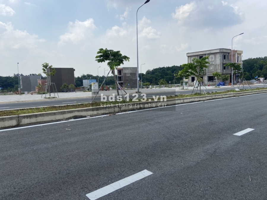 Bán đất 10x20, sổ hồng riêng, đất sát trung tâm y tế Thịn Xã, Tân Uyên, Bình Dương, giá 1.34 tỷ/nền