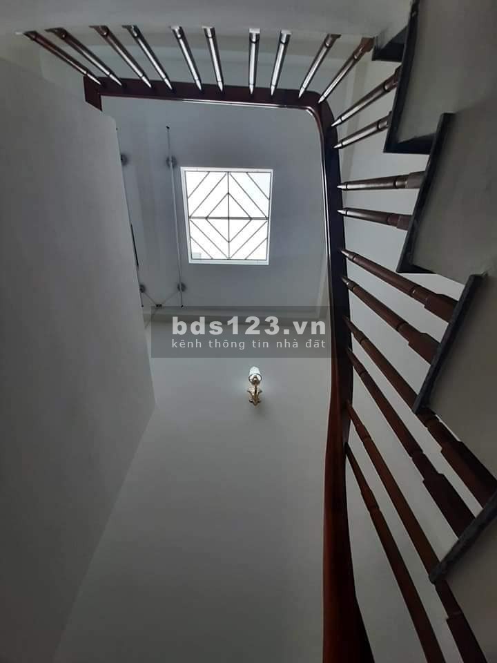 Bán nhà ngõ lô góc tại Cầu Giấy. Mặt tiền 6m. Diện tích: 40m2x5 tầng giá 4 tỷ nhỉnh