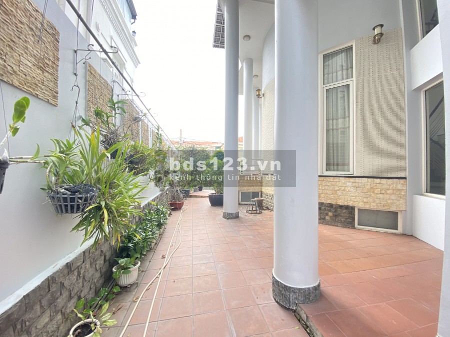 Villa rộng 590m2 gara, trệt lửng 2 lầu 4PN full nội thất, Thảo Điền Quận 2