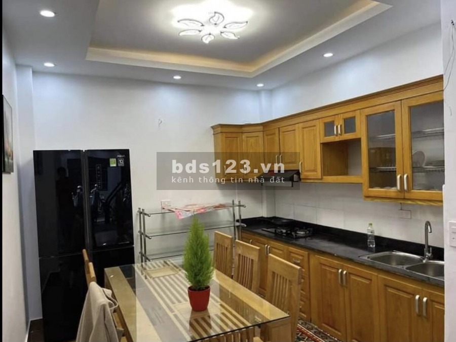 Cần bán gấp nhà 4 tầng Ngã Tư Sở - 4,95 tỷ, ngõ ô tô, 3 bước chân ra đường lớn.