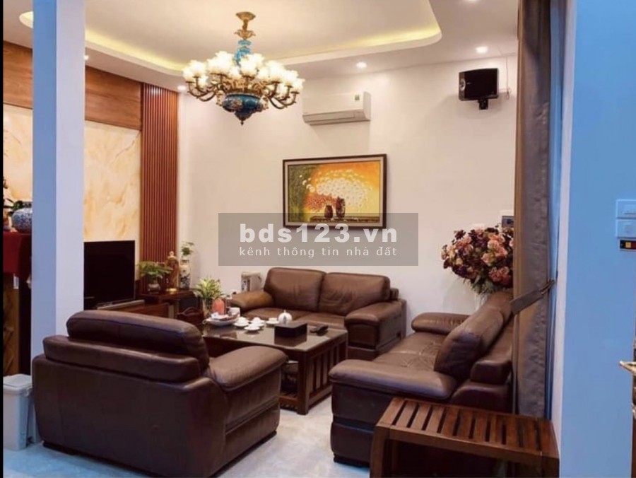 Cần bán gấp nhà 4 tầng Ngã Tư Sở - 4,95 tỷ, ngõ ô tô, 3 bước chân ra đường lớn.