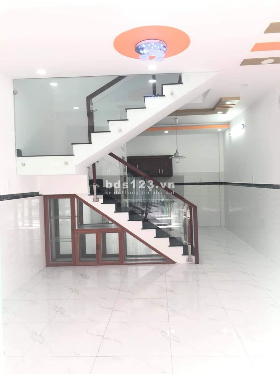 Nhà mặt phố đường ô tô to, khu sầm uất dân trí, giá chỉ 6.75 tỷ