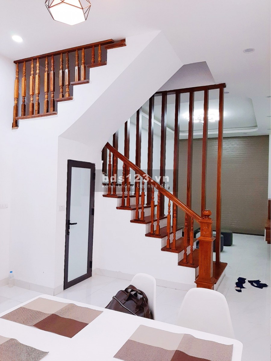 Bán nhà Cầu Giấy, lô góc 3 mặt thoáng, dt 40m2, 5 tầng, giá 4 tỷ