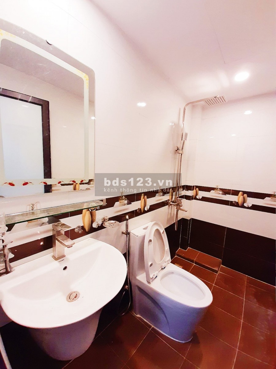 Bán nhà Cầu Giấy, lô góc 3 mặt thoáng, dt 40m2, 5 tầng, giá 4 tỷ