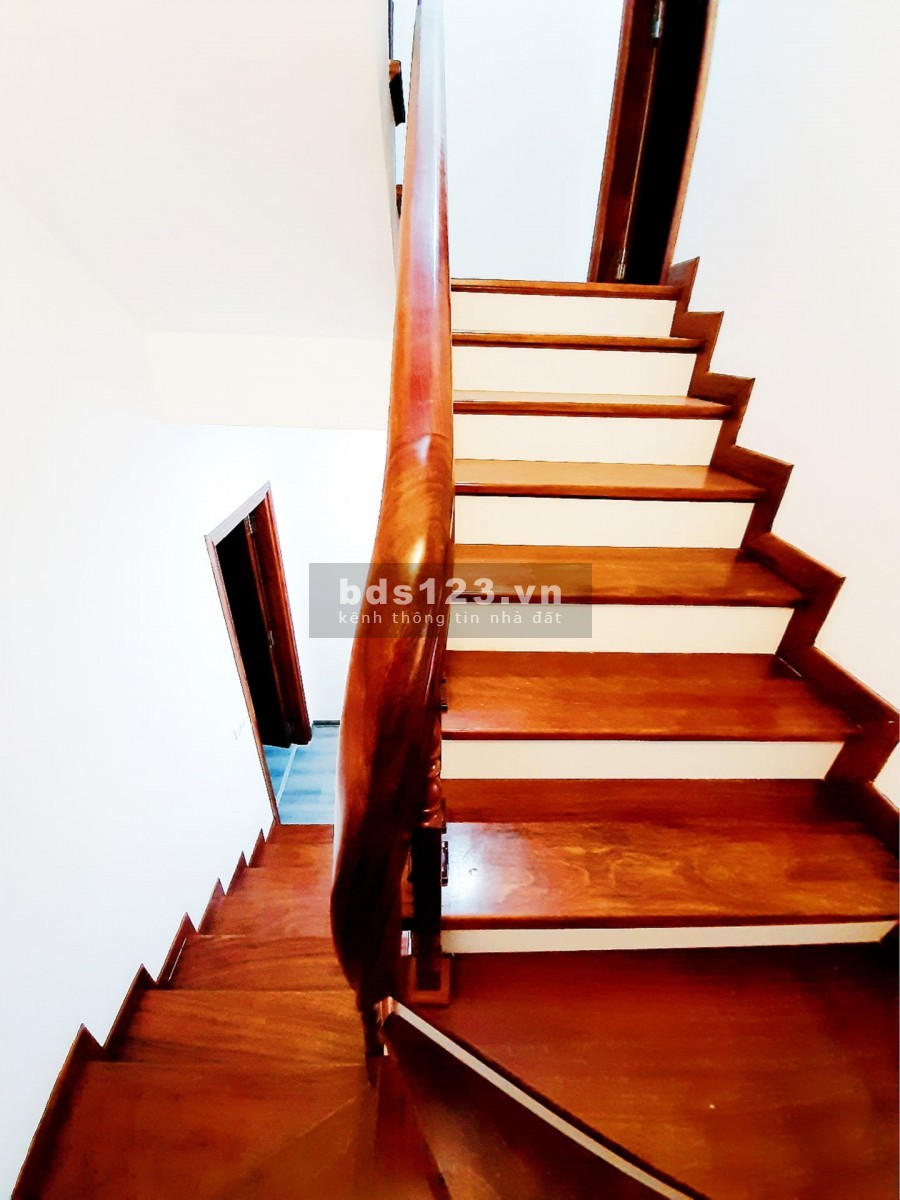 Bán nhà Cầu Giấy, lô góc 3 mặt thoáng, dt 40m2, 5 tầng, giá 4 tỷ