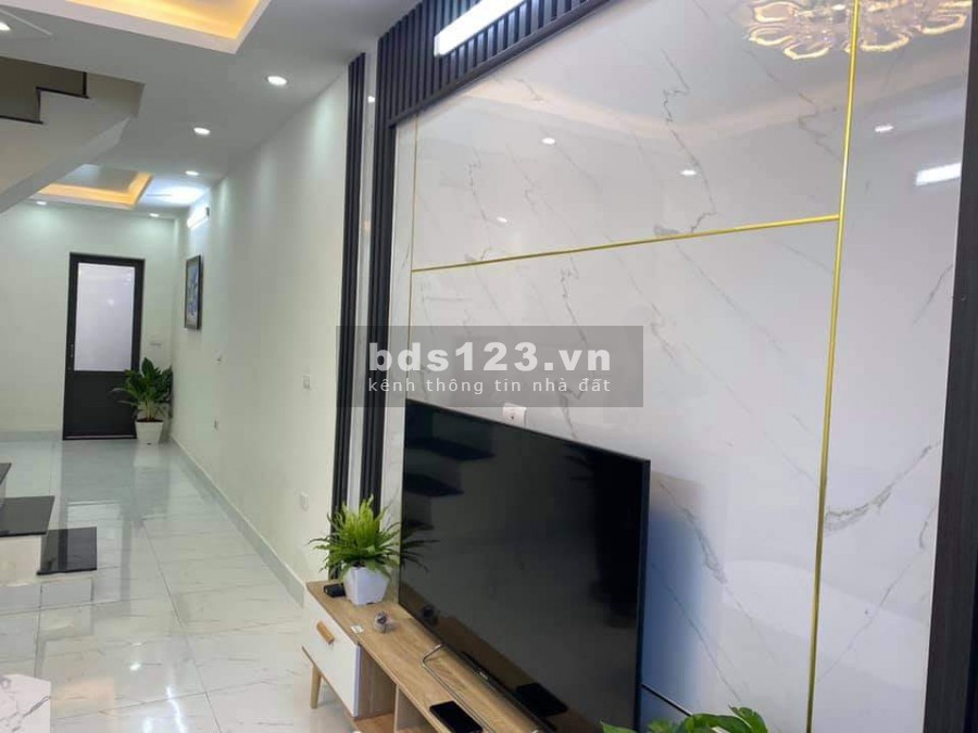 Cần bán gấp nhà 55m2 ngõ phố Minh Khai. Ngõ trước nhà xe máy tránh