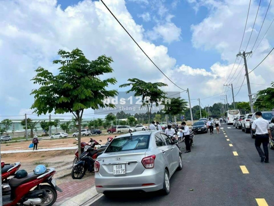 Bán lô đất 950tr/90m2 mặt tiền quốc lộ 13, cách tthc Bàu Bàng 2P